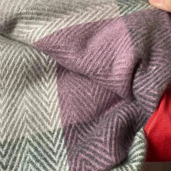 NWT WOOLRICH COZY BLANKET SHAWL ONE SIZE FITS ALL GRAY AND PURPLE PLAID - Picture 7 of 7